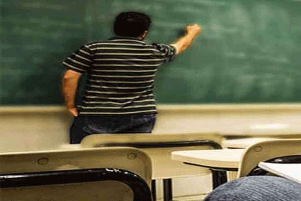 Bihar Teacher News: पुरानी तस्वीर से अटेंडेंस बनाने वाले हो जाएं अलर्ट, शिक्षा विभाग ने DEO दिया लिस्ट बनाने का आदेश