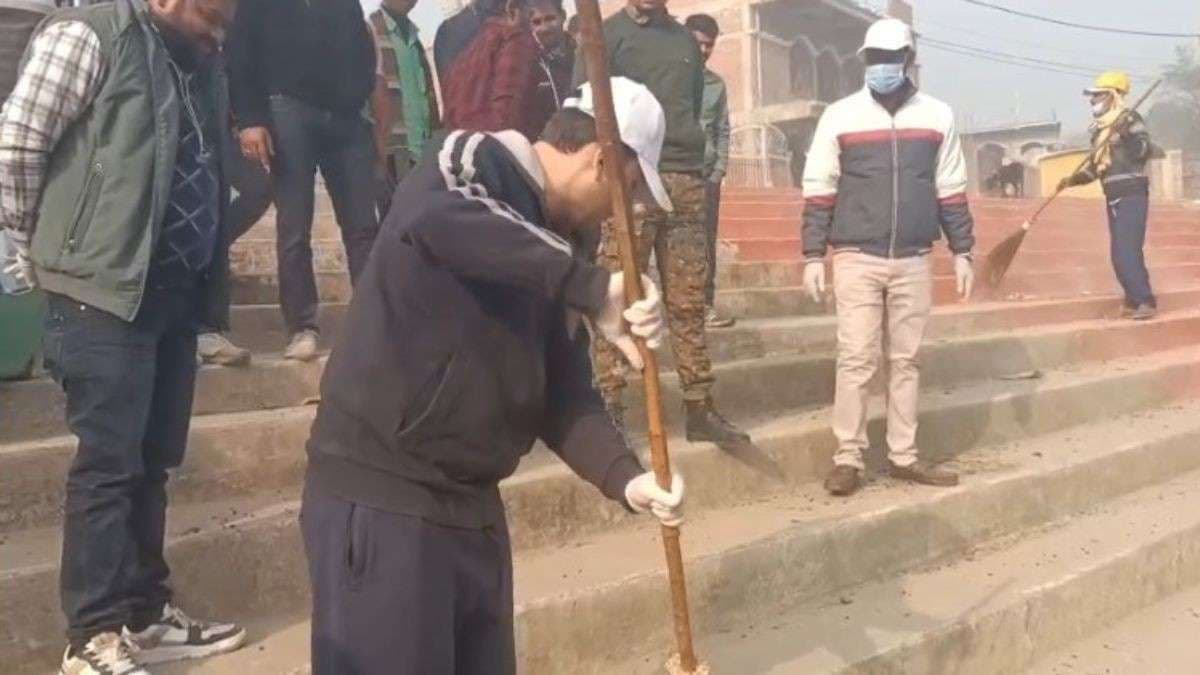 Bihar News: सीतामढ़ी DM रिची पांडे का अनोखा मिशन,खुद उठाई झाड़ू,शुरू किया बड़ा अभियान