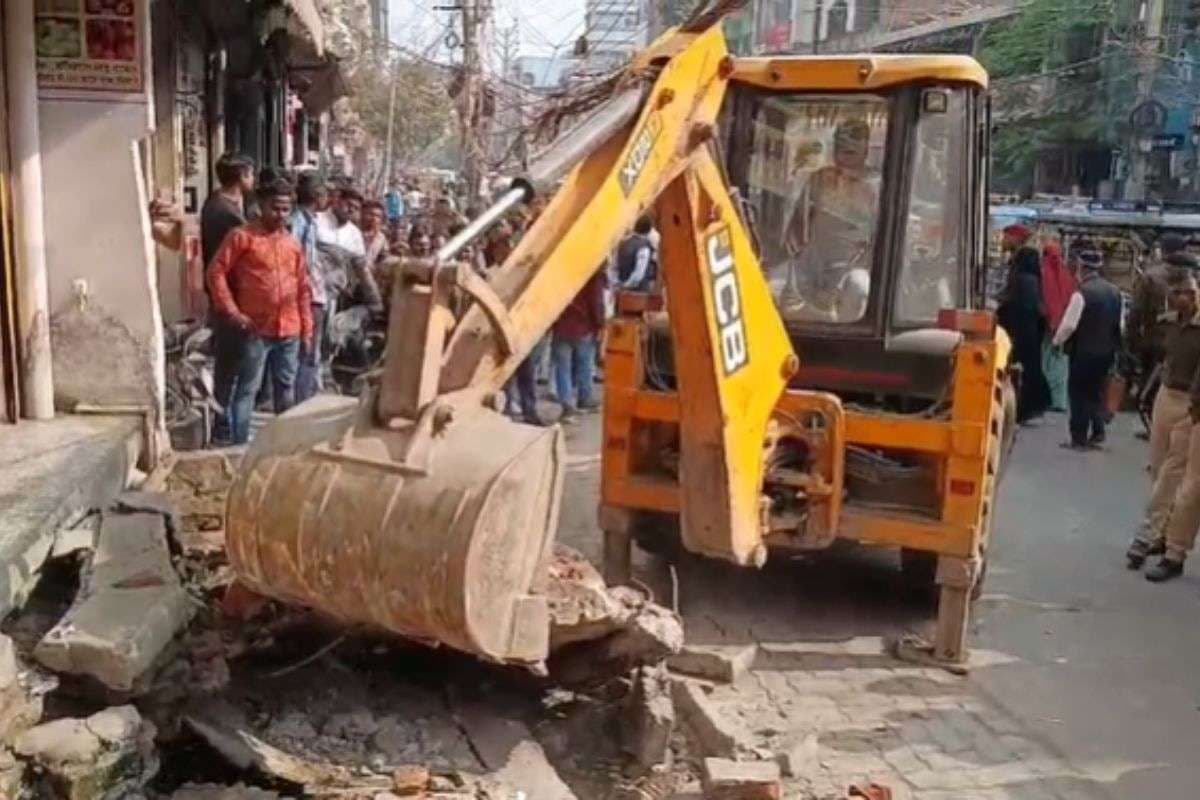 Bihar News: कहीं झोपड़ियों को उखाड़ा तो कहीं ठेला जब्त कर वसूला जुर्माना, पटना में बुलडोजर एक्शन से हड़कंप