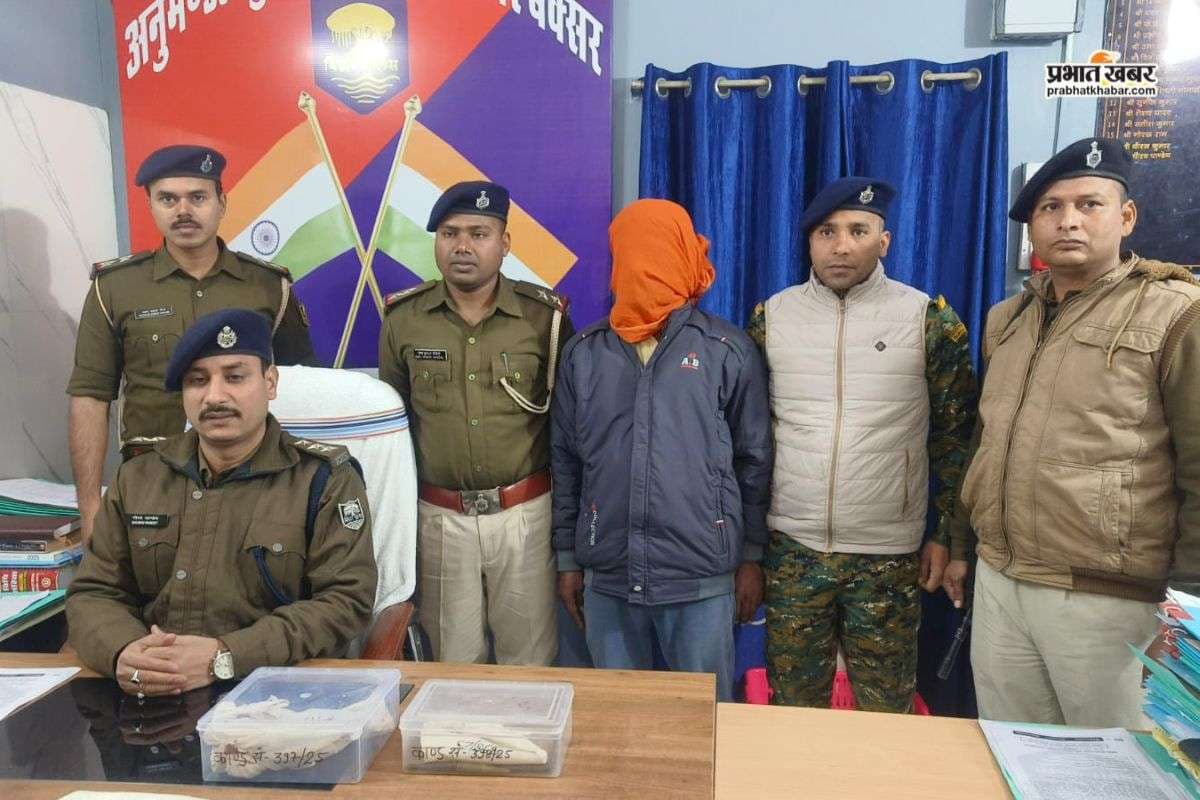 एक दिन में दो अवैध हथियार कांड का खुलासा, फरार आरोपी के घर से राइफल बरामद