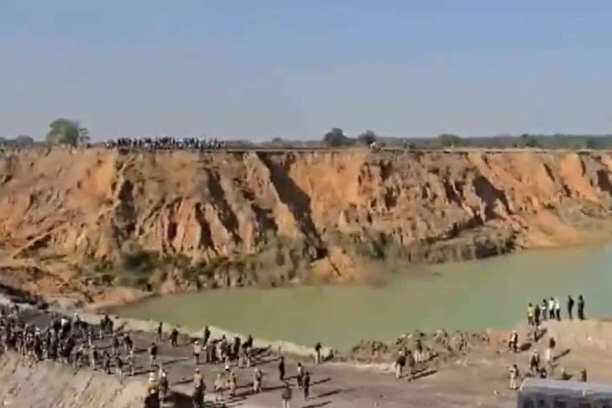 Chhattisgarh Coal Mine Protest: छत्तीसगढ़ में कोयला खदान पर भारी बवाल, पुलिस और ग्रामीणों के बीच भिड़ंत, गांव वाले बोले- जान चली जाए, लेकिन…