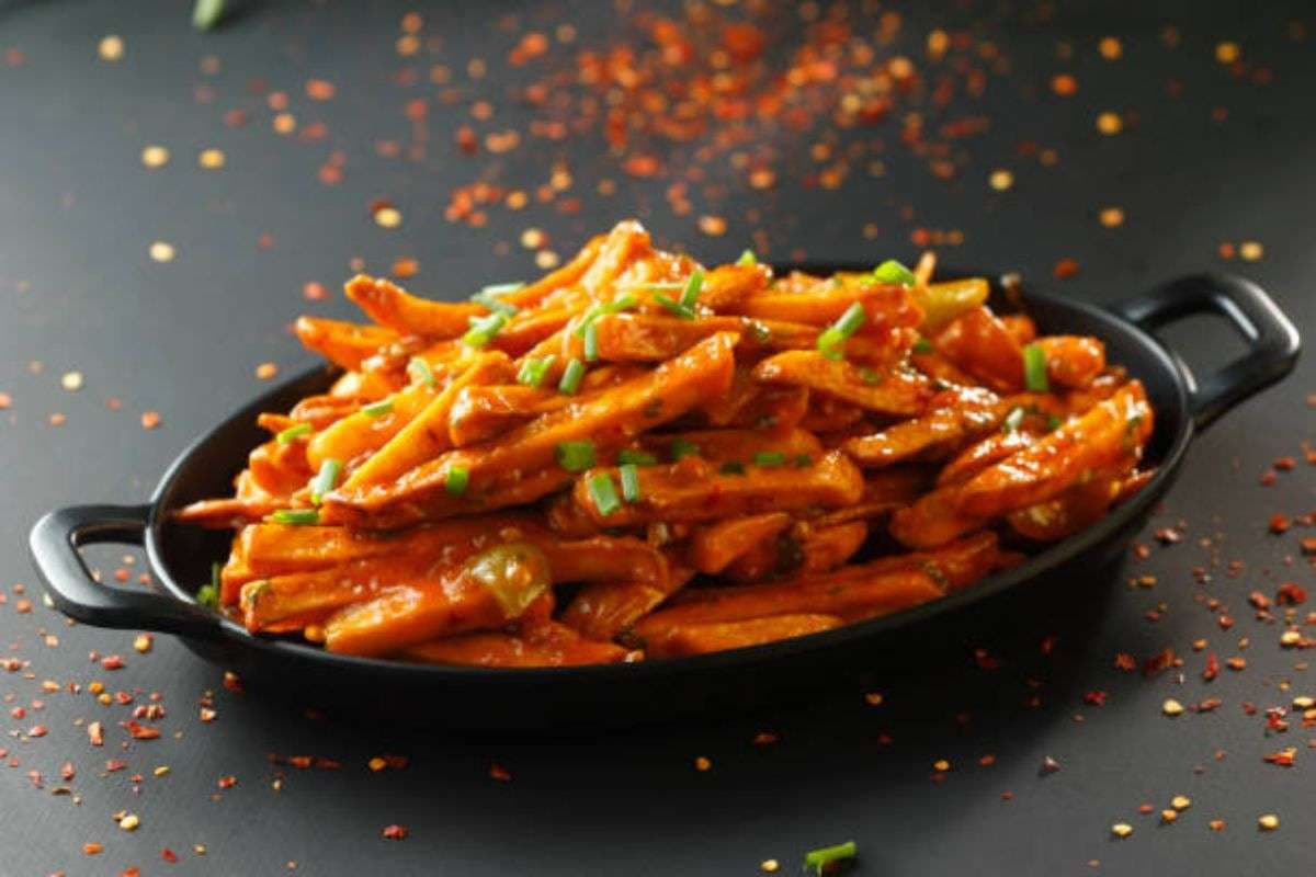 Chilli Garlic Potato Recipe: चाय का मजा बढ़ाने के लिए चिली गार्लिक पोटैटो है बेस्ट ऑप्शन, कुछ मिनटों में हो जाएगा तैयार