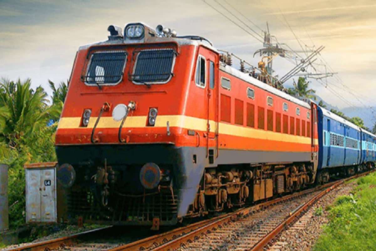 Christmas Special Train: क्रिसमस और न्यू ईयर पर चलेंगी स्पेशल ट्रेनें, जानें किन रूटों पर चलेंगी गाड़ियां