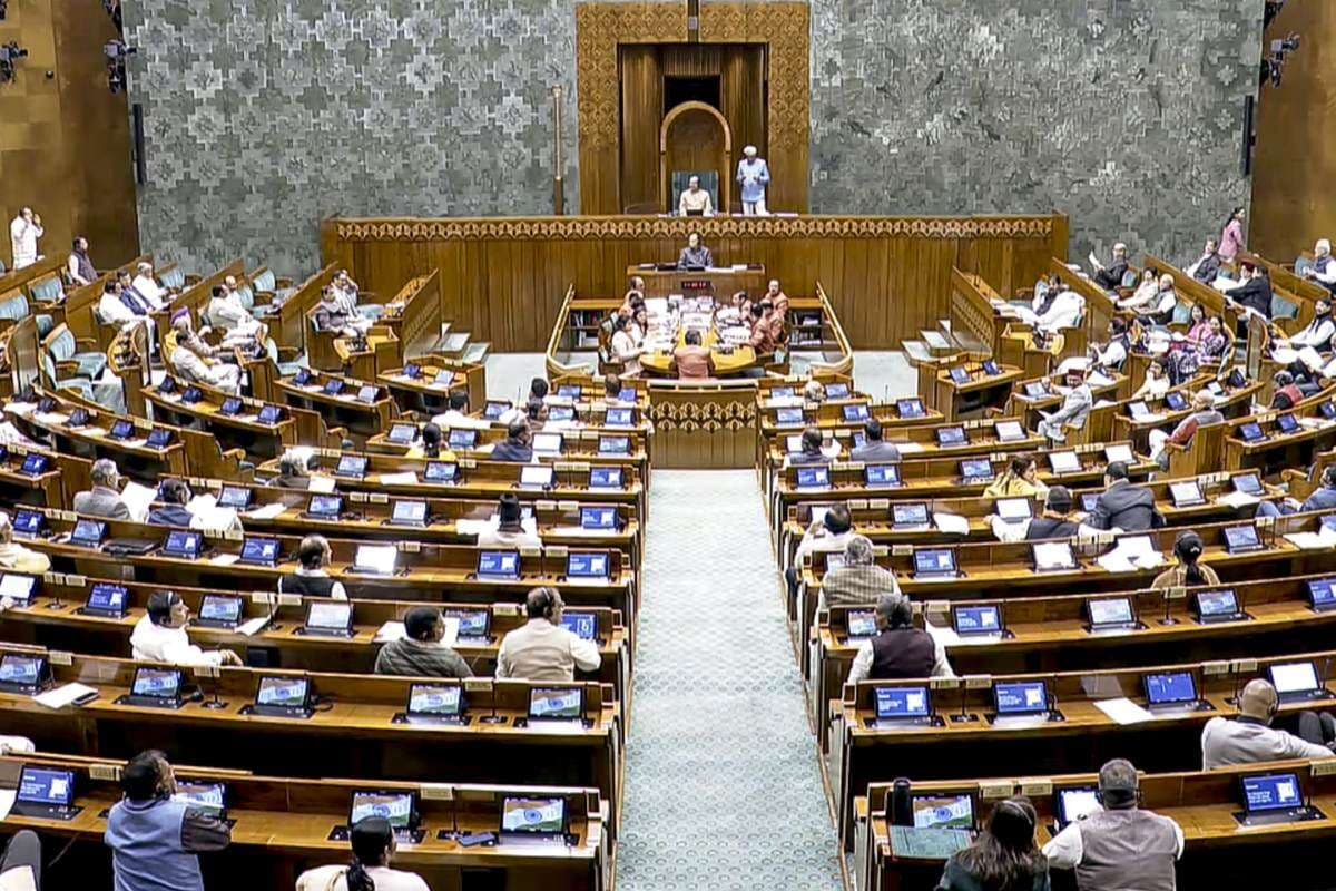 Cigarette in Lok Sabha : किसने सुलगा दी संसद के अंदर ई-सिगरेट! मचा हंगामा, देखें वीडियो
