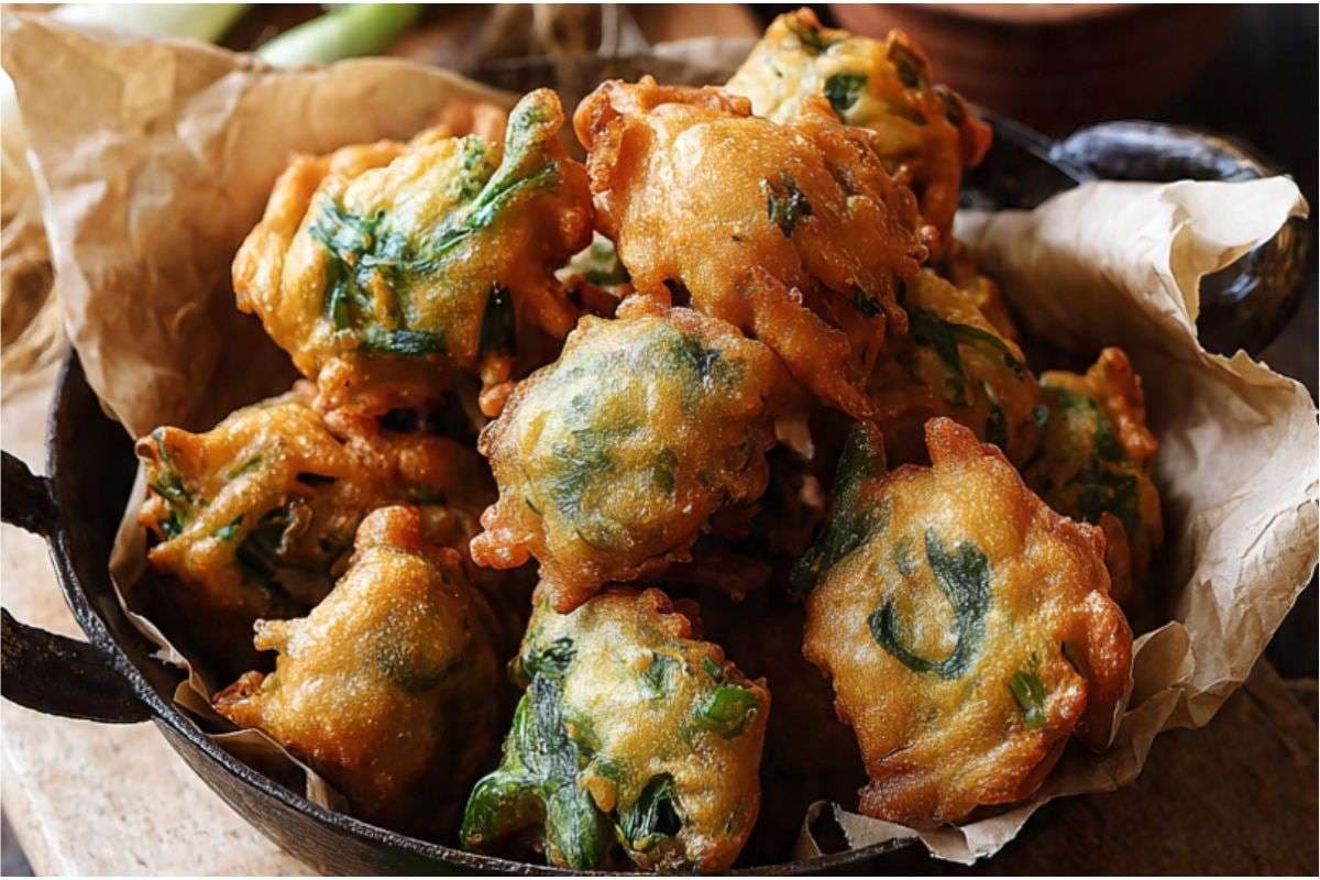 Crispy Spring Onion Pakora Recipe: सर्दियों के लिए खास कुरकुरे हरे प्याज के पकौड़े