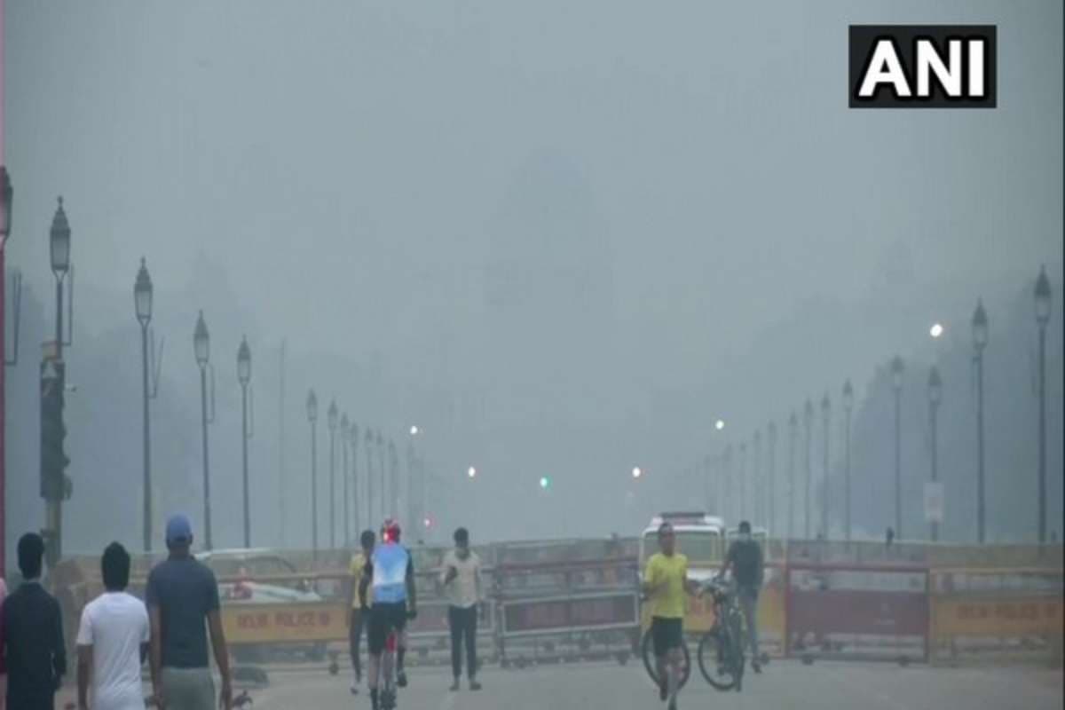 Delhi Air Pollution: दिल्ली-NCR गैस चैंबर में तब्दील, AQI गंभीर स्तर पर, सांस लेना हुआ मुश्किल