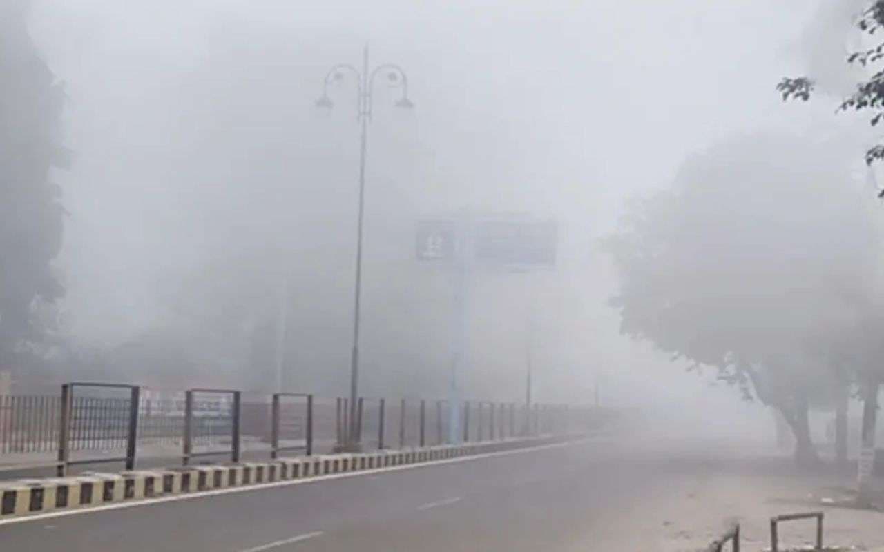 दिल्ली में कोहरे की मार, कईं ट्रेनों पर पड़ा असर, मौसम विभाग ने जारी किया अलर्ट