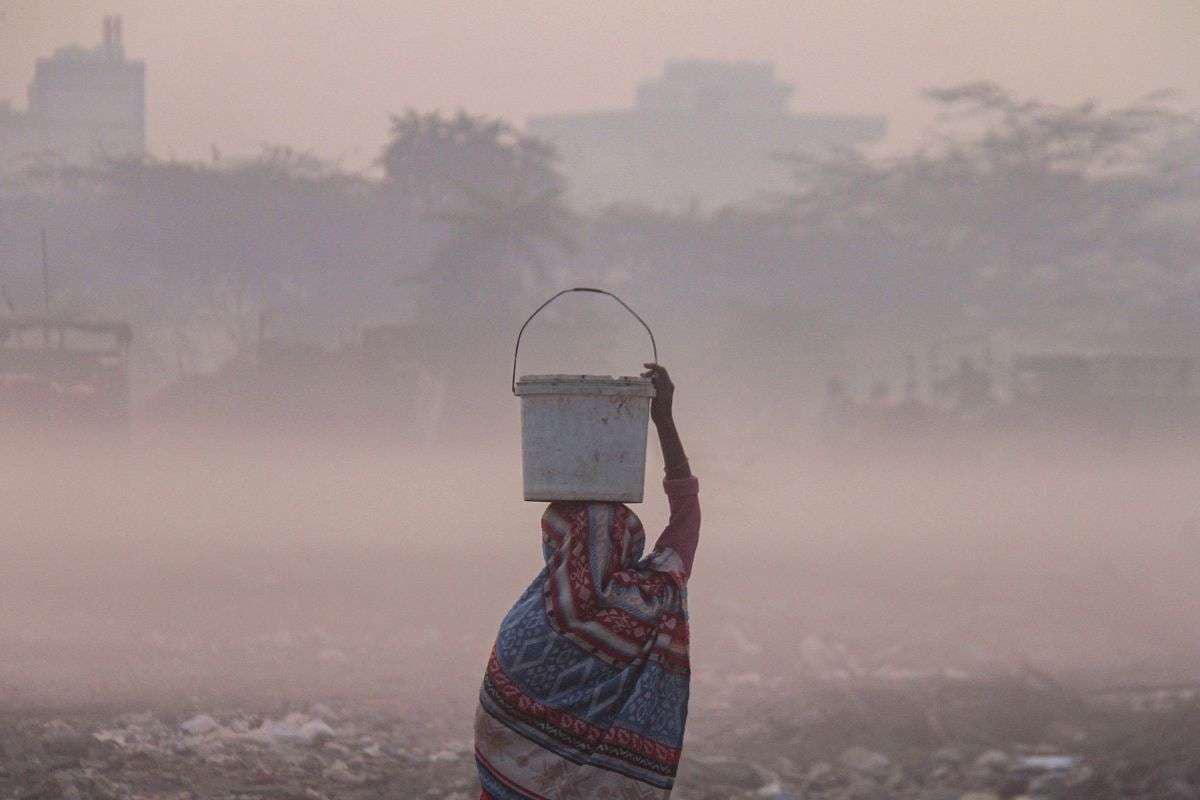 Delhi Pollution: दिल्ली में वायु प्रदूषण से स्थिति बेहद खराब, सड़क पर चलना मुश्किल, AQI 400 के पार