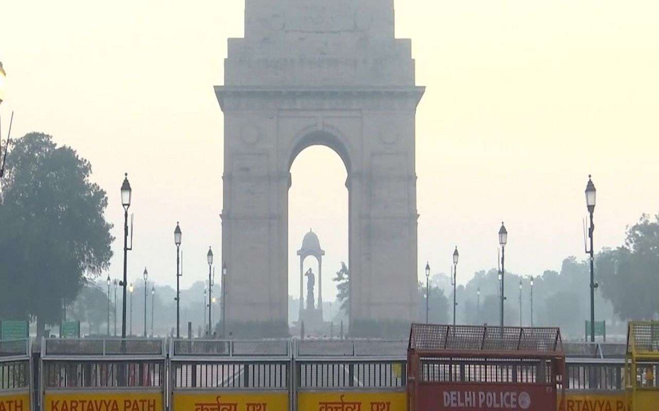 Delhi Pollution: दिल्ली की हवा में मामूली सुधार, कई इलाकों में AQI अब भी 300 के पार