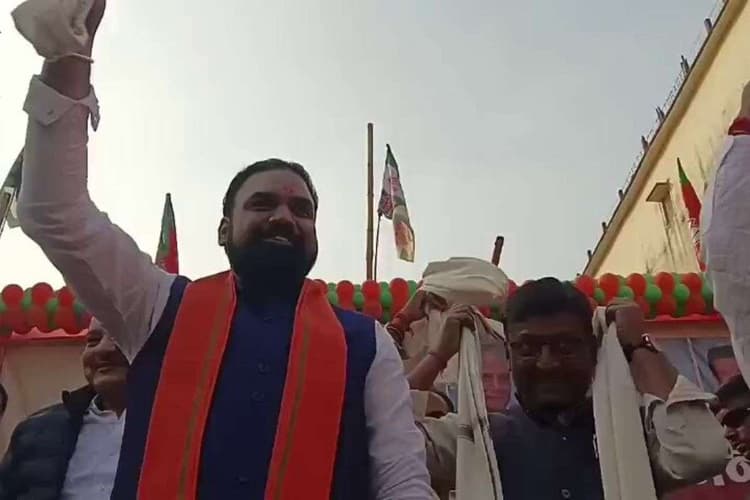 Patna: पवन सिंह के गाने पर कुछ इस अंदाज में झूमे सम्राट चौधरी, बोले- चारा चोर के घरों में बनेगा स्कूल