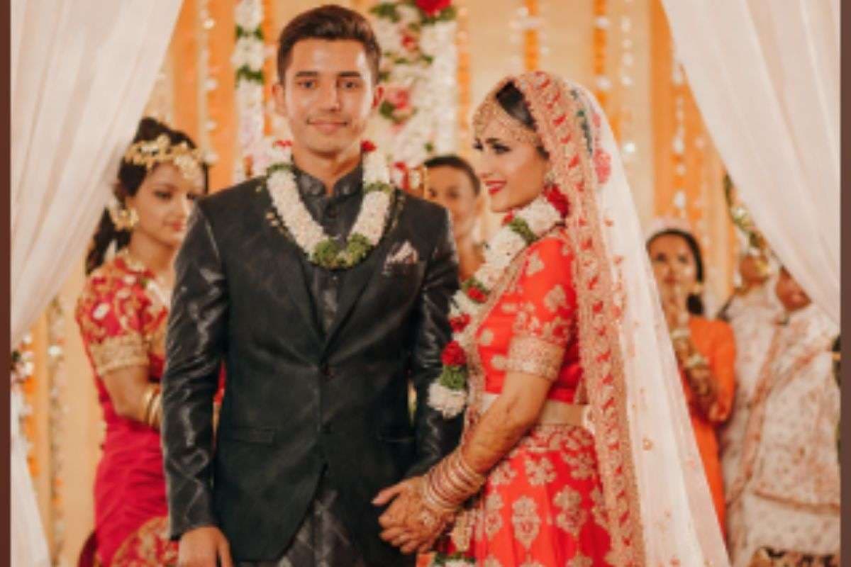 Wedding : दूल्हे को वरमाला पहनाने के बाद दुल्हन प्रेमी संग फरार, सदमे में परिवार