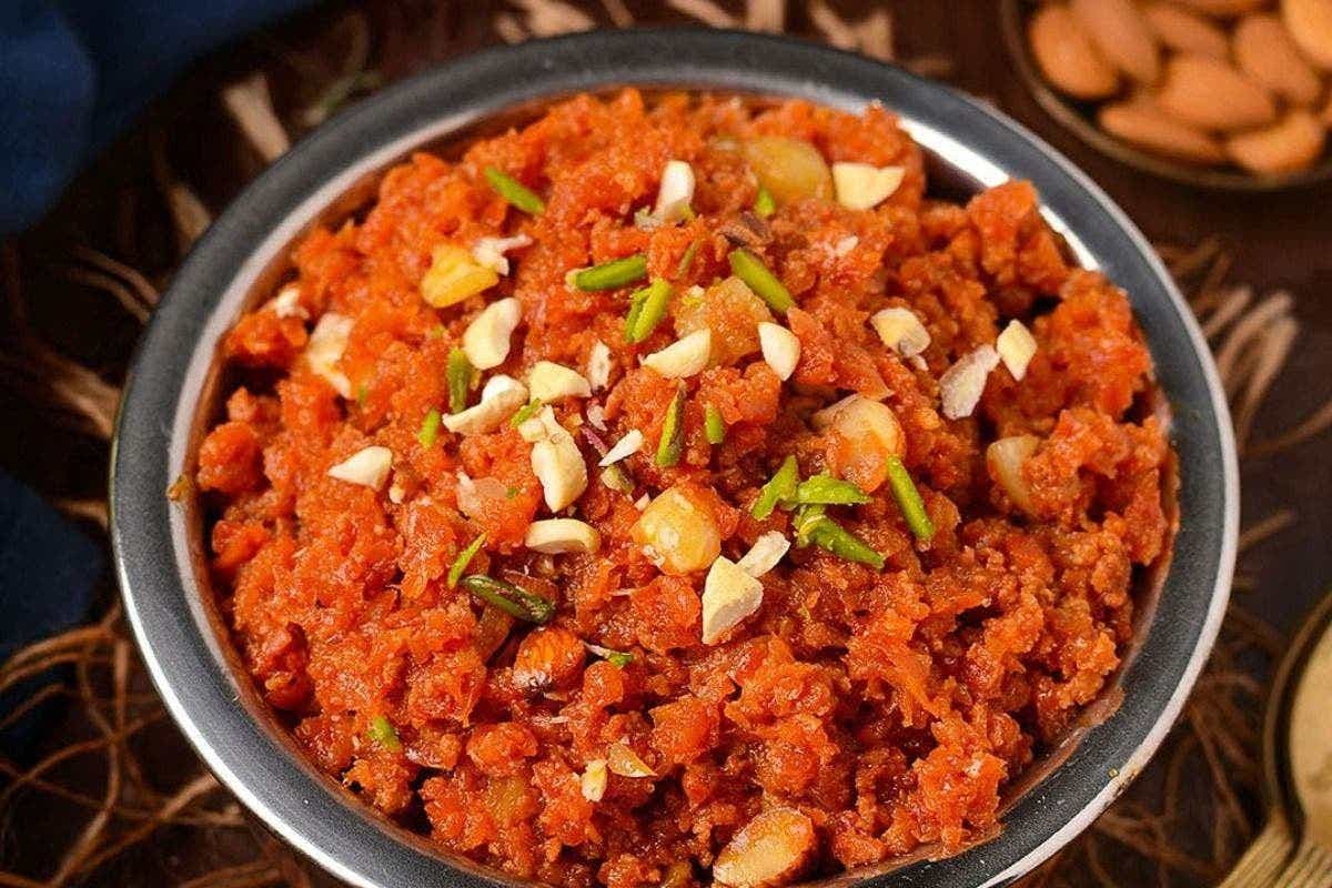 Gajar Ka Halwa Recipe: सर्दियों की खास मिठास, घर पर बनाएं परफेक्ट और रिच टेस्ट वाला गाजर का हलवा