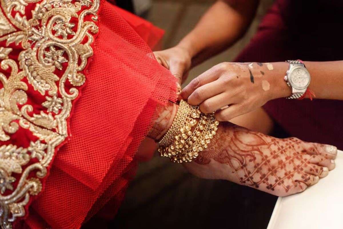 Gold Jewellery: गोल्ड लवर्स सावधान, पैरों में सोना पहनना हो सकता अशुभ, जानें ज्योतिषाचार्य की राय