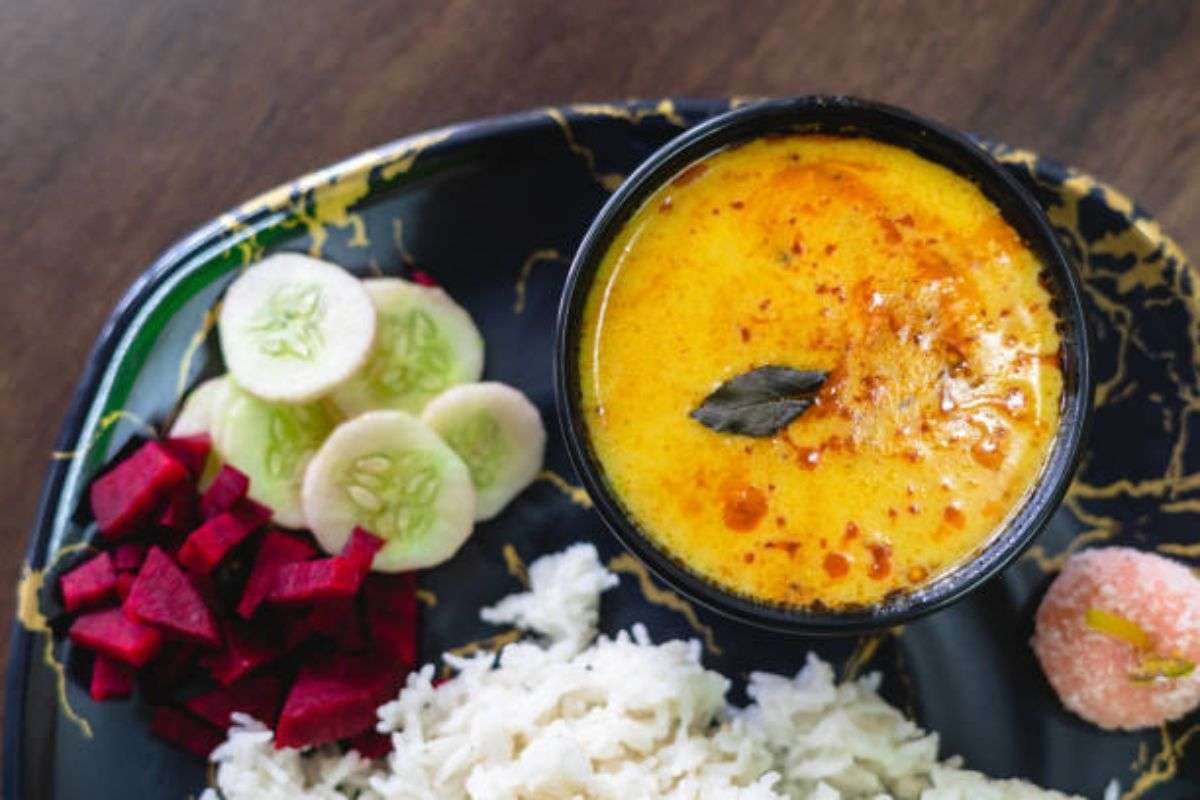 Gujarati khatti Meethi Kadhi Recipe: झटपट तैयार कर लें स्वाद में बेमिसाल खट्टी-मीठी गुजराती कढ़ी, बनाने का तरीका भी है आसान