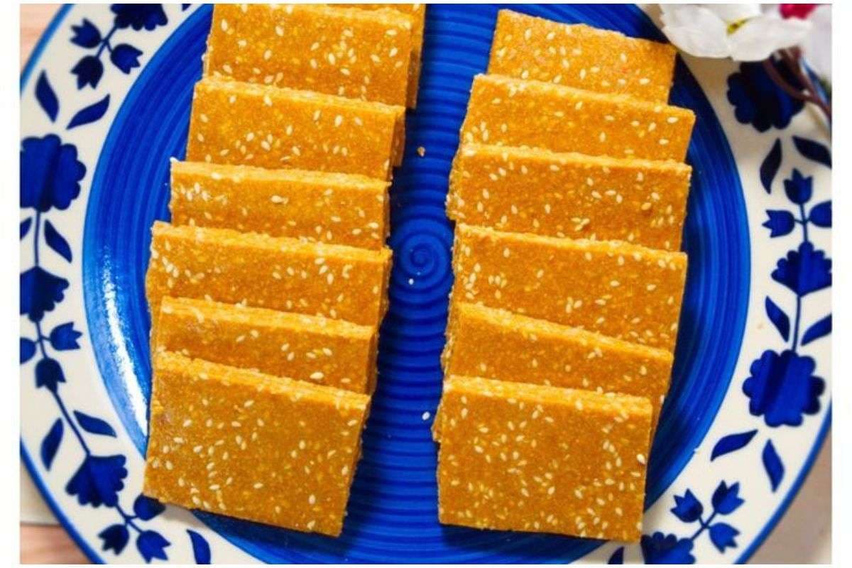 Gur ki Gajak Recipe: घर पर बनाएं बाजार जैसी सॉफ्ट और कुरकुरी गुड़ की गजक