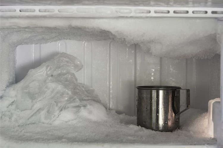 Ice Removing Tips From Freezer: बिना डिफ्रॉस्ट बटन दबाए फ्रीजर में जमी बर्फ को कैसे हटाएं? ये 5 आसान तरीके आएंगे काम