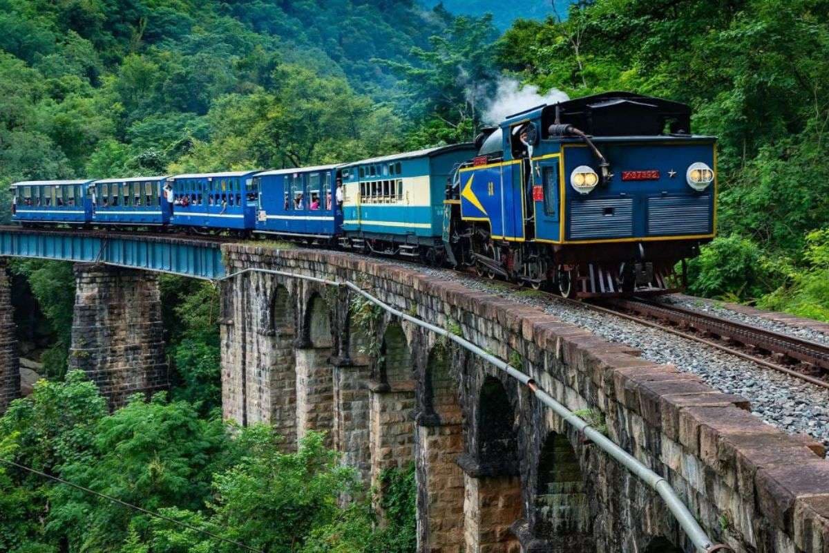 India's Slowest Train: क्या आपको पता है भारत की सबसे धीमी ट्रेन का नाम? सिर्फ 9 km तय करने में लग जाते हैं 1 घंटे