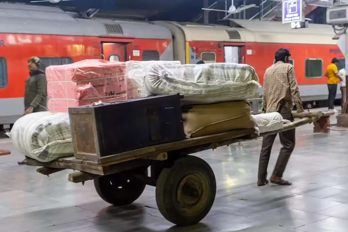 Indian Railways Luggage Rules: AC और स्लीपर कोच में अलग-अलग लगेज नियम, जानें क्या है नया रूल