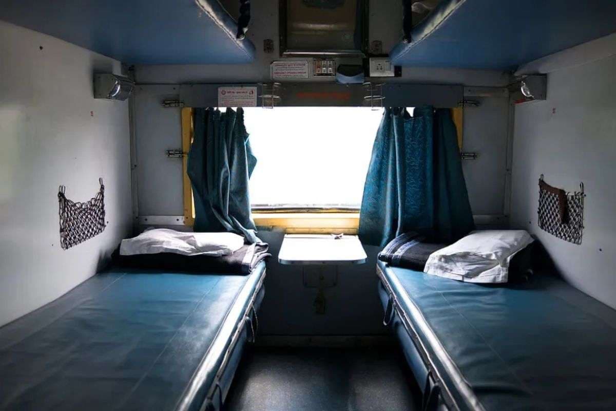 अब ट्रेन में लोअर बर्थ मिलना आसान! रेलवे का नया अपडेट सीनियर सिटीजंस को देगा सीधा नीचे वाली सीट का फायदा