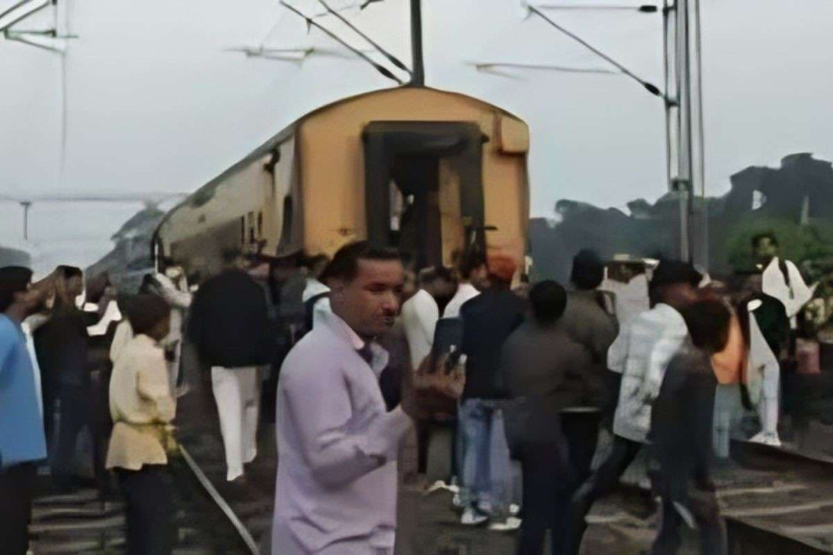 Indian Railway: Bengaluru Express में बड़ा हादसा टला, पटना–आरा रूट पर चलती ट्रेन दो हिस्सों में बंटी, कपलिंग टूटने से यात्रियों में दहशत