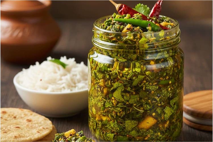 Instant Coriander Pickle Recipe: घर पर बनाएं ट्रेडिशनल टेस्ट वाला धनिया का आचार मिनटों में