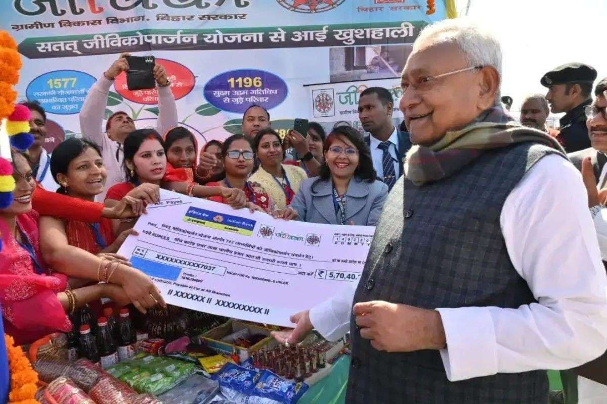 Bihar News: बिहार में जीविका दीदियां अब बनेंगी लखपति, इतने रुपये सलाना आय वाली महिलाओं का होगा सर्वे