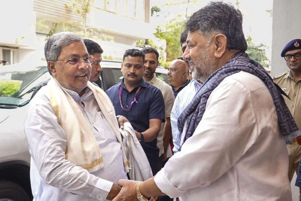 Video : नाश्ते पर पहुंचे मुख्यमंत्री सिद्धरमैया, कुछ इस तरह डी के शिवकुमार ने किया स्वागत