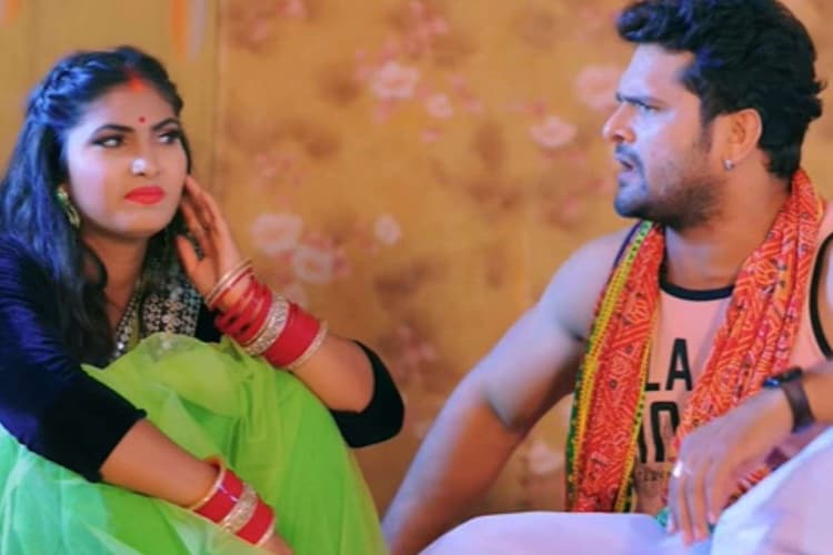 Bhojpuri Song: ऑन-स्क्रीन पति खेसारी से कोका कोला मांगती दिखी सोना पांडे, ट्रेंडिंग स्टार ने बनारसी साड़ी दिलाने का किया वादा, 479 मिलियन पार हुआ ‘ले ले आई कोका कोला’