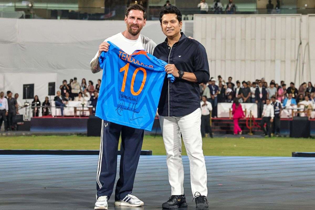 सचिन तेंदुलकर ने Lionel Messi को गिफ्ट की अपनी 10 नंबर जर्सी, GOAT से मिले GOAT