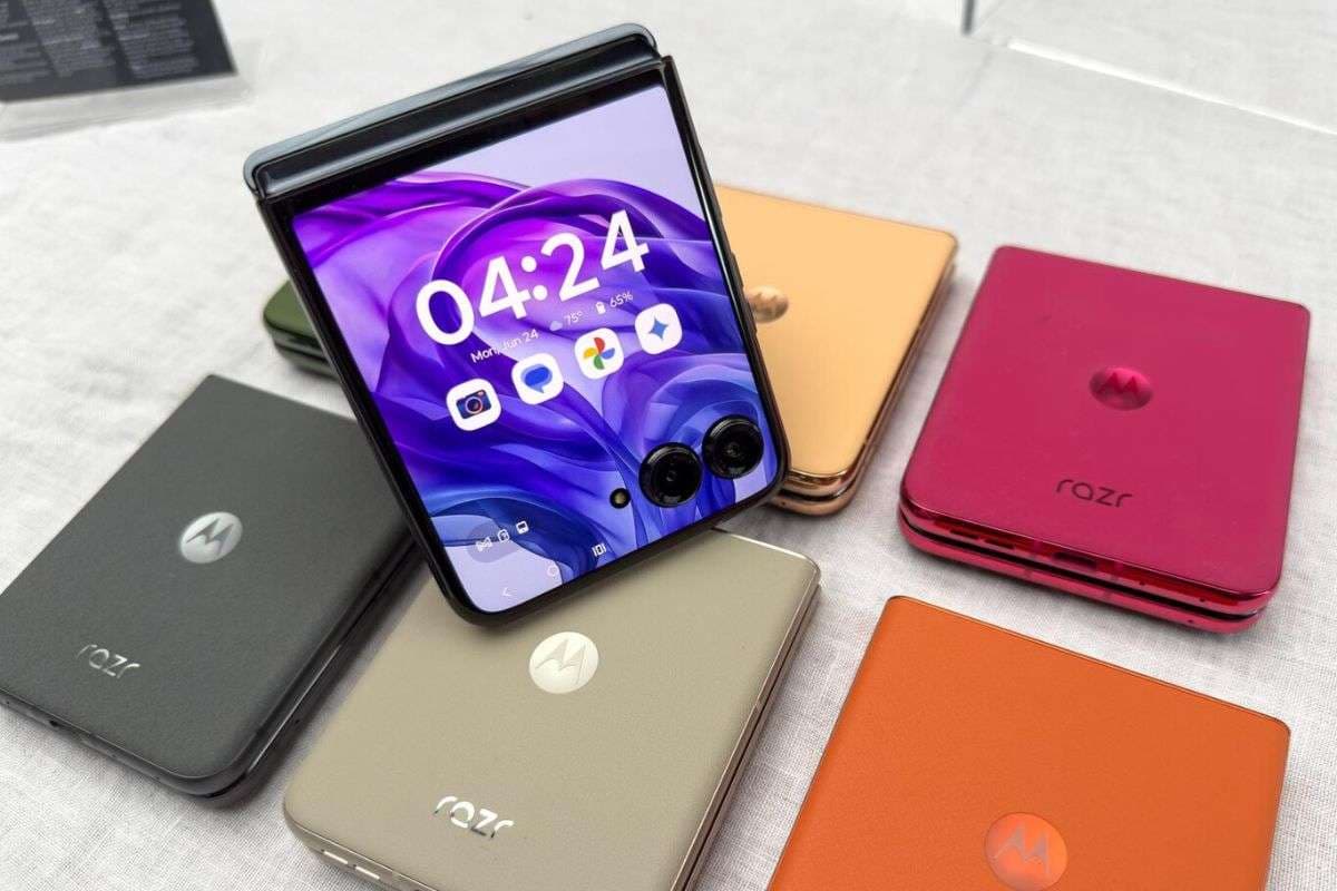 Motorola का मुड़ने वाला फोन हुआ ₹55,100 सस्ता, स्टॉक खत्म होने से पहले लपक लें तगड़ी डील