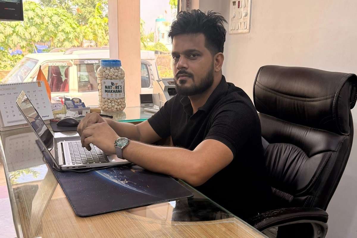 बिहार के लाल का कमाल, इंस्टाग्राम पर मखाना बेचकर हर महीने करता है 3 करोड़ की कमाई