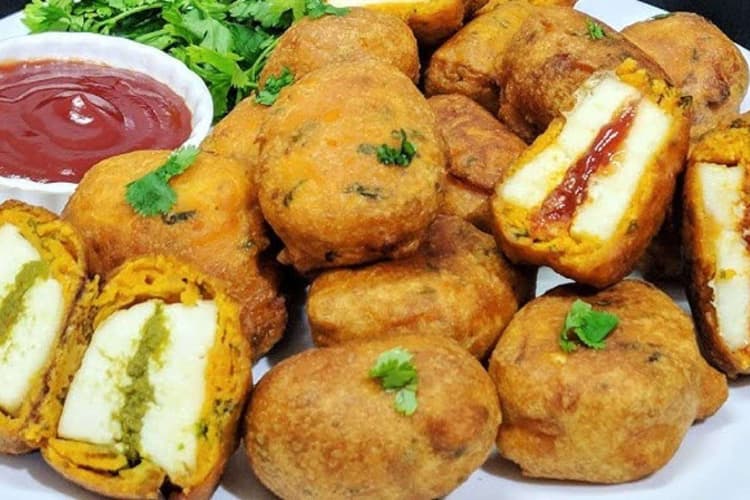Amritsari Paneer Pakora Recipe: न्यू ईयर सेलिब्रेशन में बनाएं क्रिस्पी अमृतसरी पनीर पकौड़ा