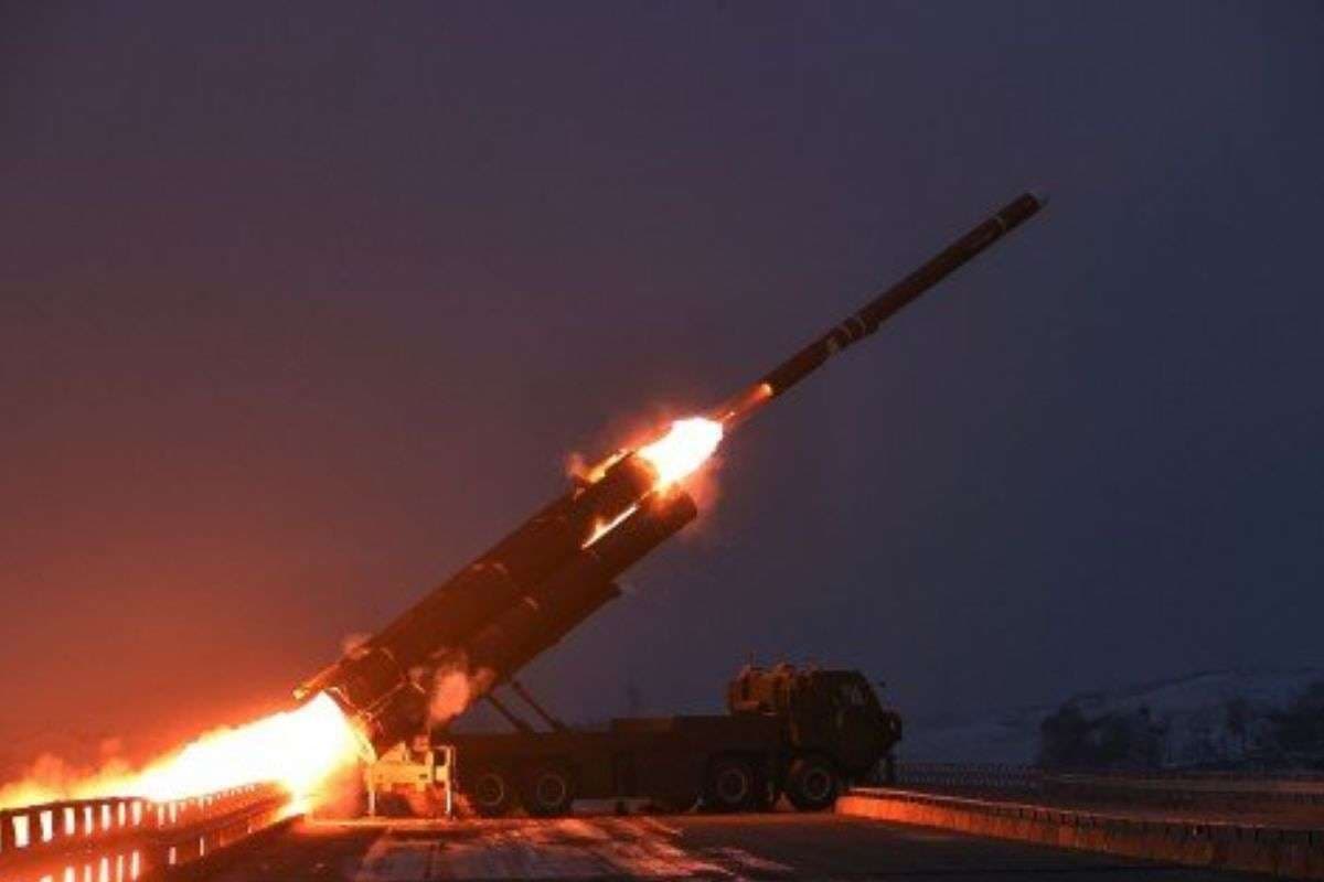 उत्तर कोरिया ने 8700 टन की पनडुब्बी दिखाने के बाद दागीं लंबी दूरी की क्रूज मिसाइलें, अमेरिका और दक्षिण कोरिया के लिए सीधे चेतावनी