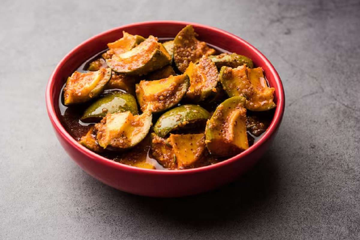 Online Pickles Prices: कहां मिलता है सबसे सस्ता अचार, जो स्वाद बढ़ाने के साथ-साथ जेब को देता है राहत