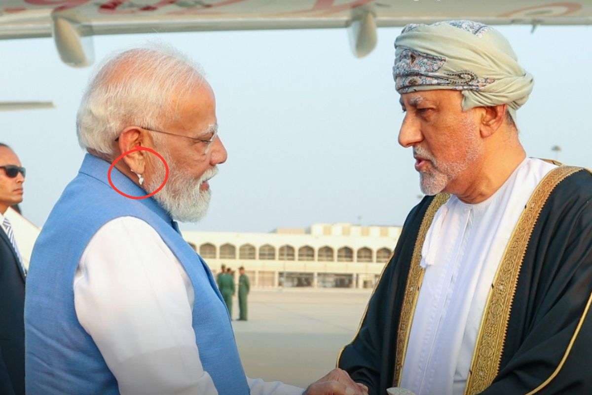 PM Modi Ear Gadget: ओमान दौरे पर पीएम मोदी के कान में दिखा खास गैजेट, जानें किस काम आता है ये डिवाइस
