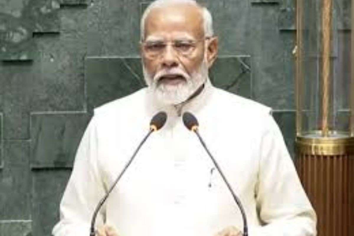 PM Modi को NDA सांसदों ने संसद में विजय हार पहनाकर किया सम्मान