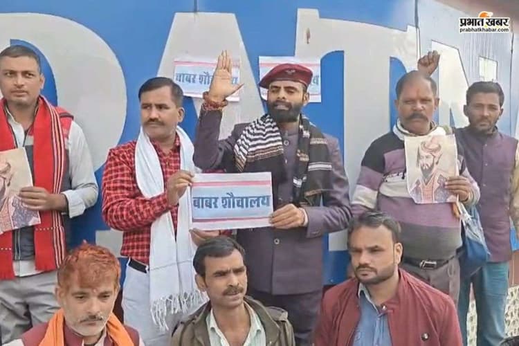 इनकम टैक्स चौराहे का पब्लिक टॉयलेट बना ‘बाबर शौचालय’, बोले- तेल लगाकर डाबर का…