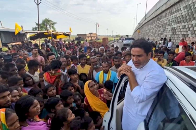 VIDEO: राशन मिलऽता ? लइका पढ़े जालऽसन ? सवालों के साथ पुराने अंदाज में दिखें प्रशांत किशोर