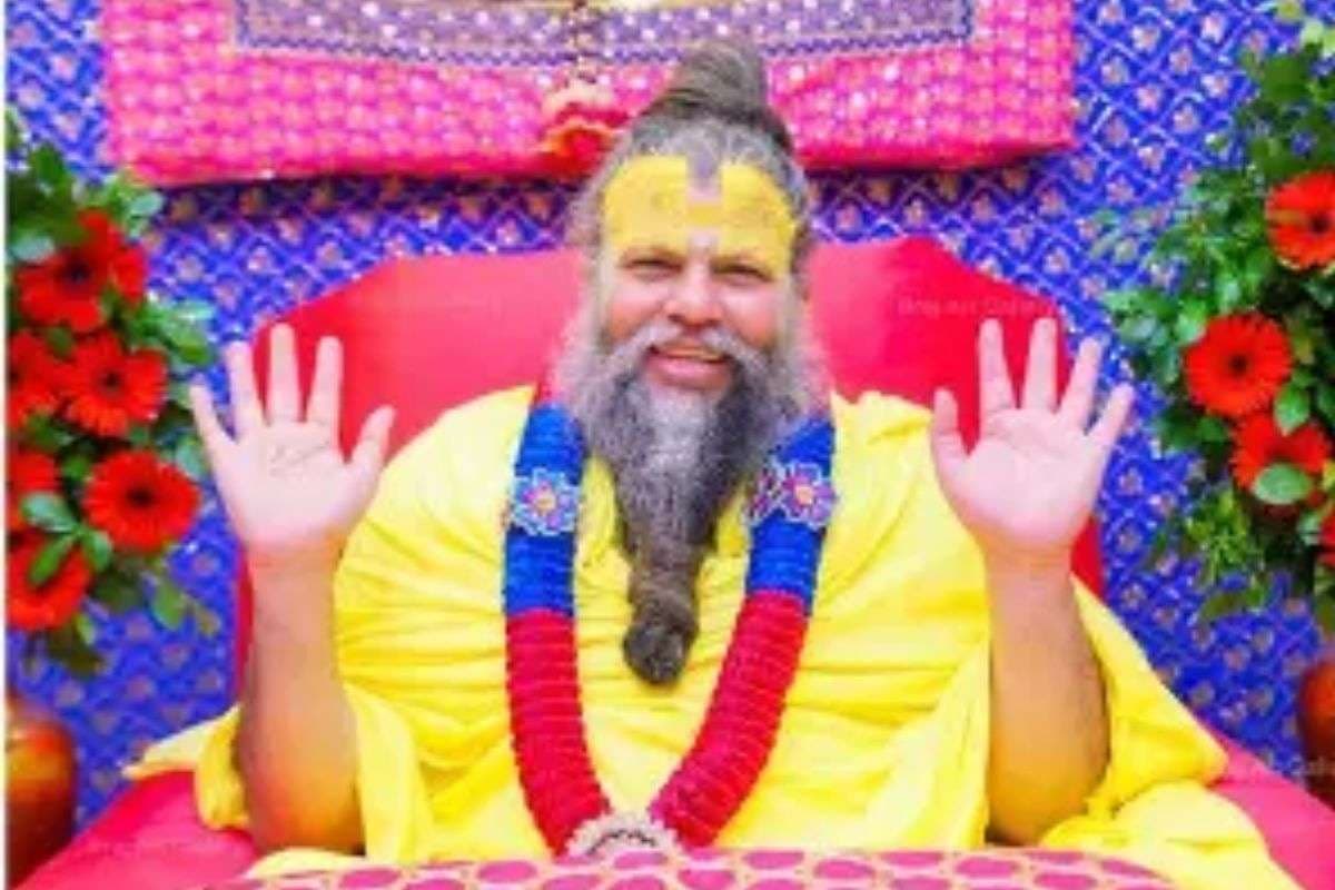 Premanand Ji Maharaj: क्या छोटों से पैर छुआने या प्रणाम करवाने से बड़ों का पुण्य घट जाता है? जानिए प्रेमानंद महाराज ने क्या कहा