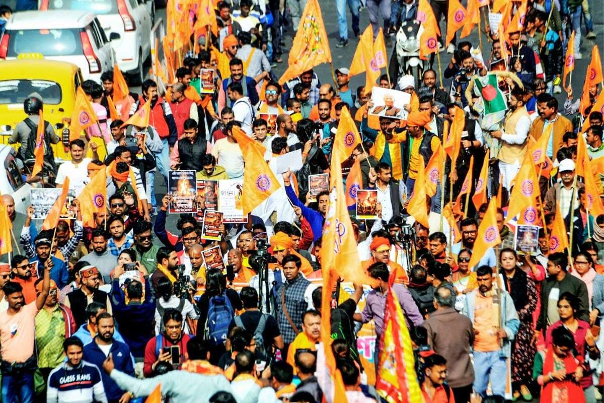 हिंदू हुंकार पदयात्रा में शामिल लोगों ने बांग्लादेश के खिलाफ जमकर की नारेबाजी. फोटो : एएनआई हिंदू हुंकार पदयात्रा में शामिल लोगों ने बांग्लादेश के खिलाफ जमकर की नारेबाजी. फोटो : एएनआई