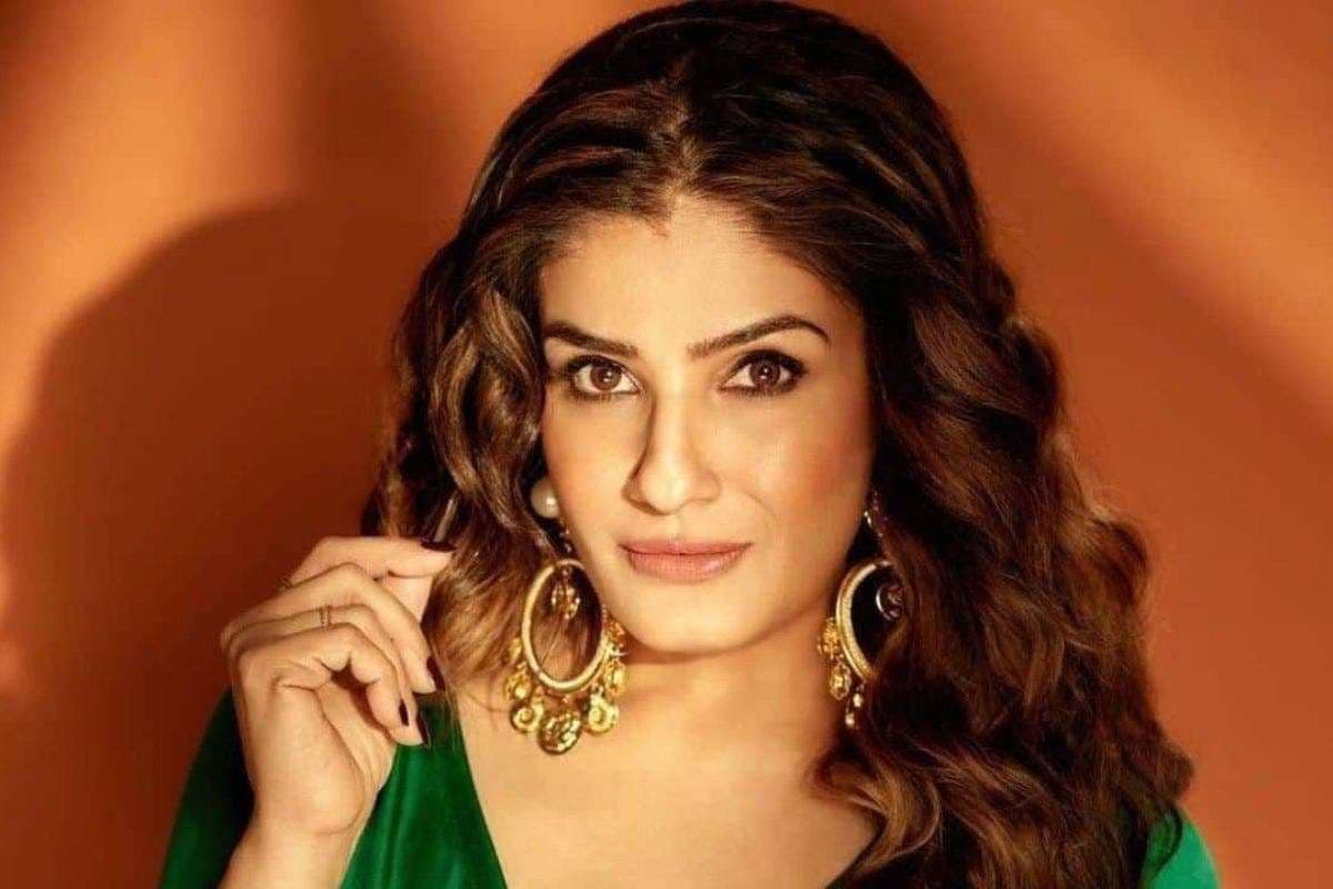 Raveena Tandon: शूटिंग के बीच अपने हाथों से रवीना टंडन ने इस एक्टर की साफ की थी उल्टी, वायरल हुआ पुराना वीडियो