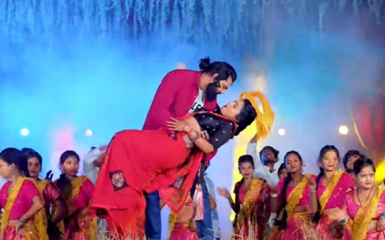 Samar Singh New Bhojpuri Song: रिलीज होते ही छाया समर सिंह का नया गाना ‘अलम दे दा बहिया में’, रोमांटिक अंदाज में दिखी हिमांशी सिंह