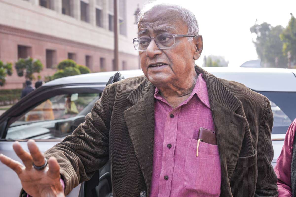 Watch Video: बाहर खुले में ई-सिगरेट की मनाही नहीं, देखें टीएमसी सांसद सौगत रॉय ने क्या कहा