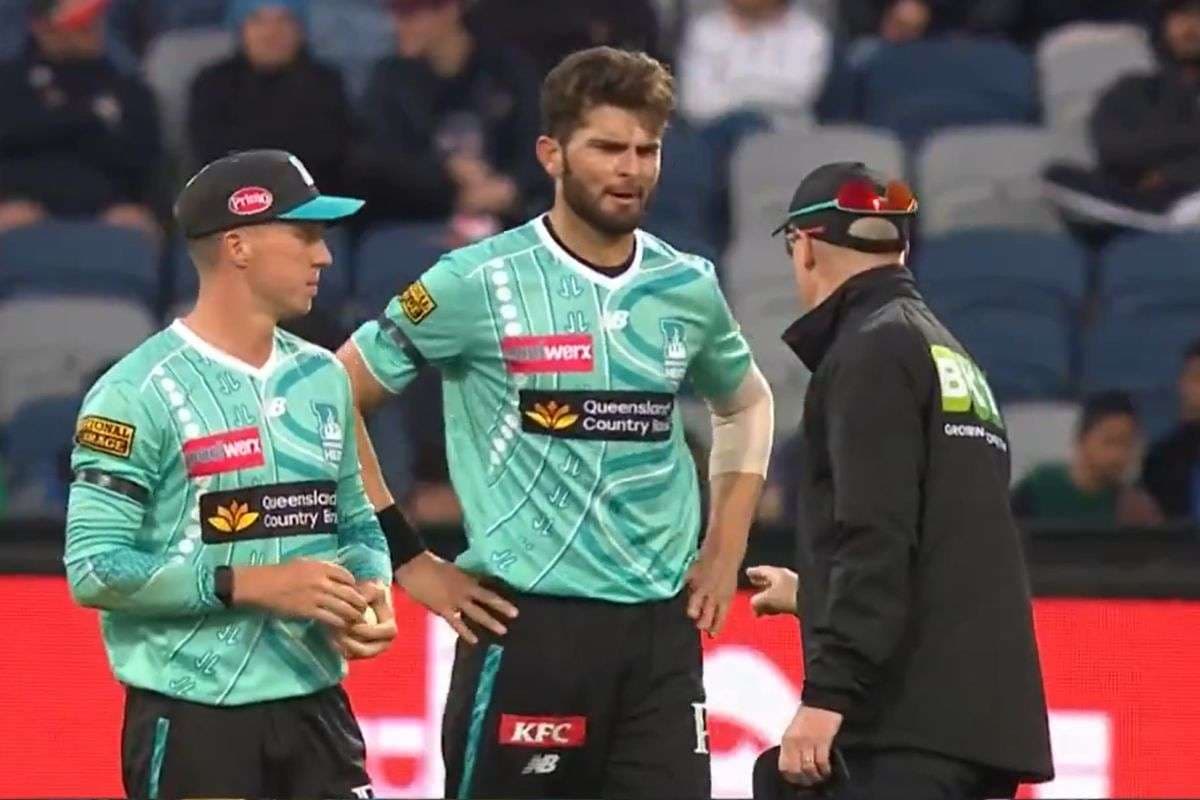 गजब बेइज्जती! BBL डेब्यू में शाहीन अफरीदी को अंपायर ने बीच ओवर में गेंदबाजी से हटाया, VIDEO वायरल