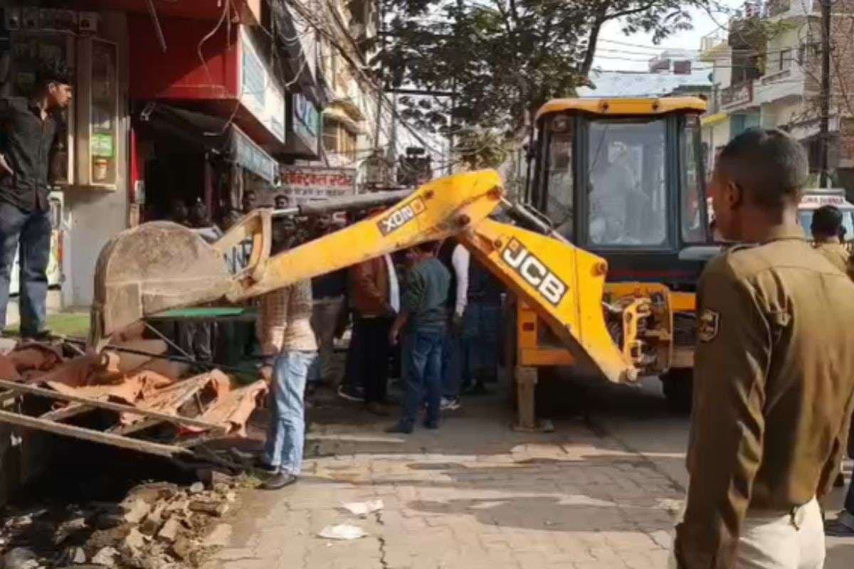 Bihar News: अब बिहार के इस जिले में चला बुलडोजर, सड़क किनारे दुकानों को तोड़ा, सम्राट चौधरी का एक्शन जारी