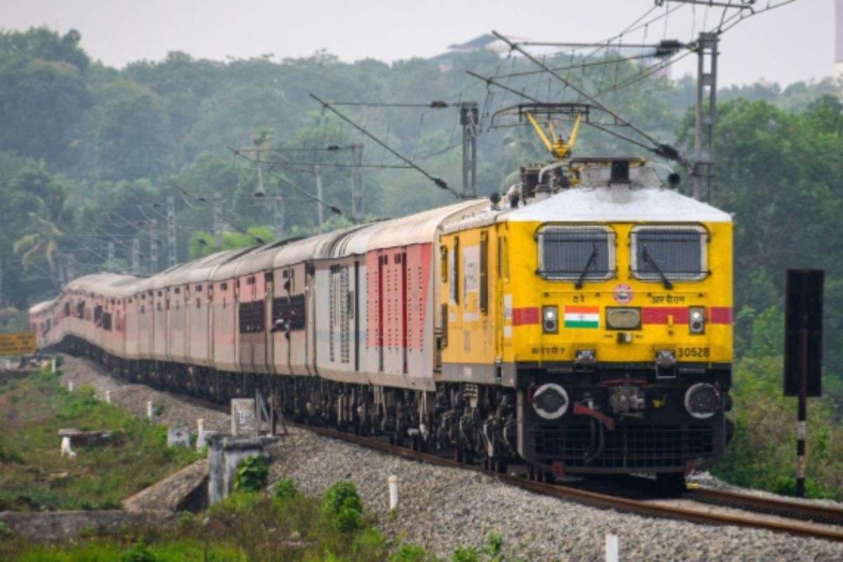 special train run Chhapra to Prayagraj Jhusi route and timing