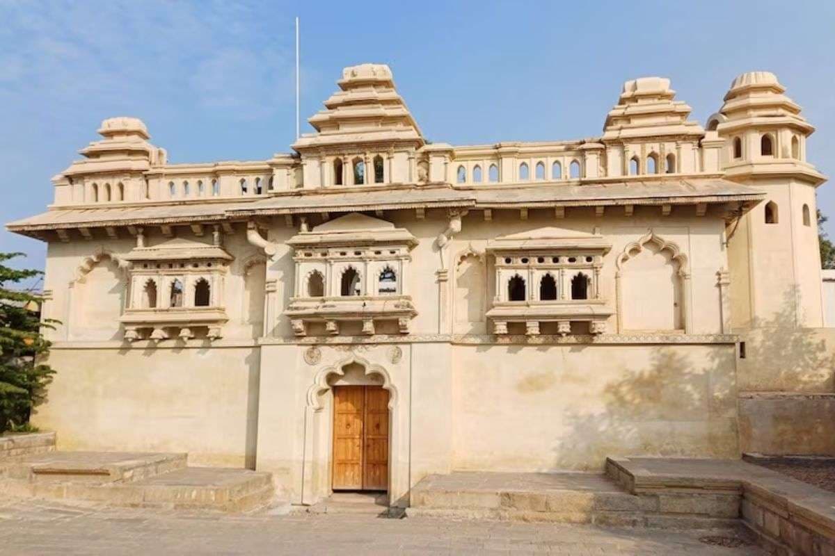 Bulldozer Action: बेतिया राज के अबैध कब्जे पर चलेगा बुलडोजर, सरकार ने जारी किया आदेश 