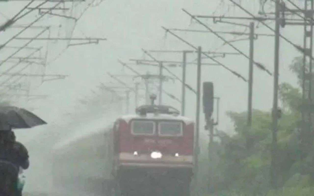 Train Running Status Today: लो विजिबिलिटी ने थामी रफ्तार, कई ट्रेनें लेट, अभी चेक करें पूरी लिस्ट