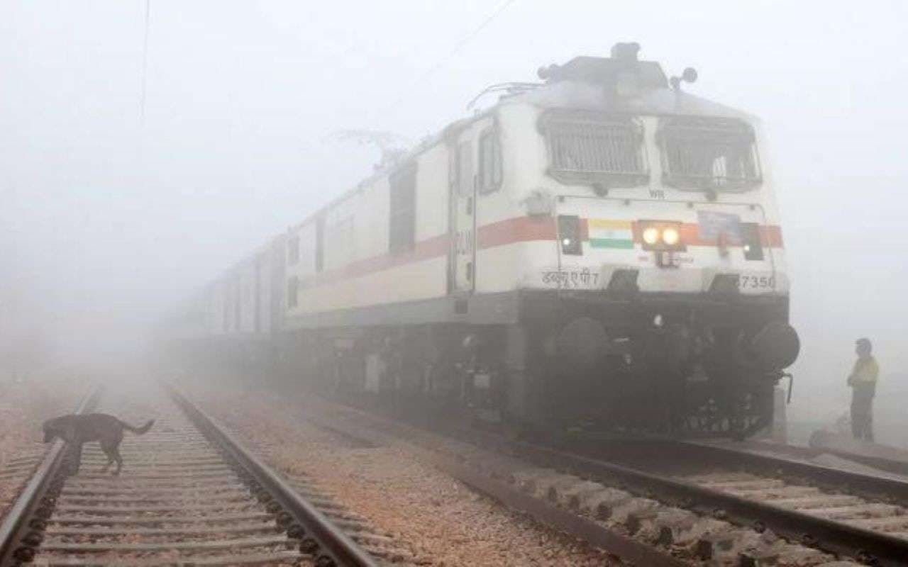 उत्तर भारत में घना कोहरा, दर्जनों ट्रेनें लेट, फ्लाइट्स पर भी पड़ा असर