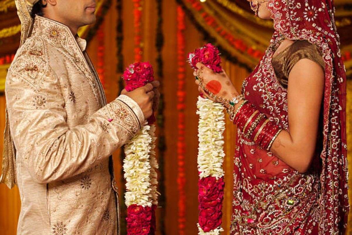 Wedding Mala Design Ideas: खूबसूरत वेडिंग माला से अपनी शादी को बनाएं आकर्षक, यहां जानिए ट्रेंडिंग डिजाइनों के बारे में